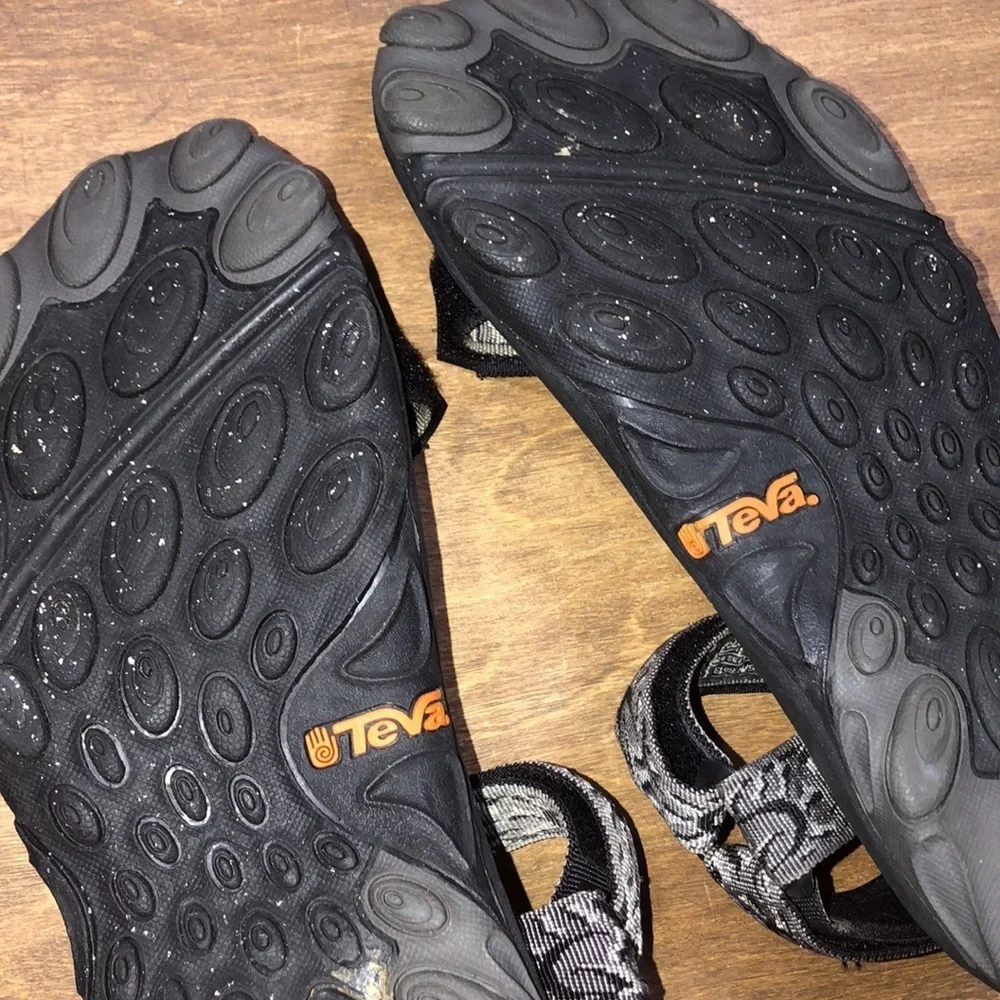 Teva size 8 men’s black hiking sandals